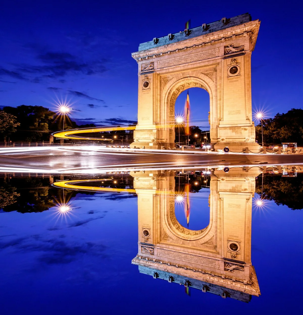 The Arch of Triumph reflected at night